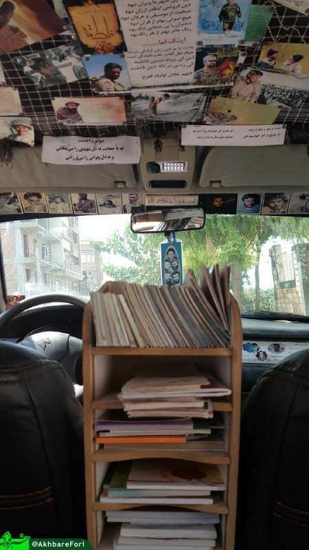راننده این خودرو با گذاشتن قفسه کتاب درون خودرو خود فرصت مطالعه و کتابخوانی را برای سرنشینان ایجاد کرد.